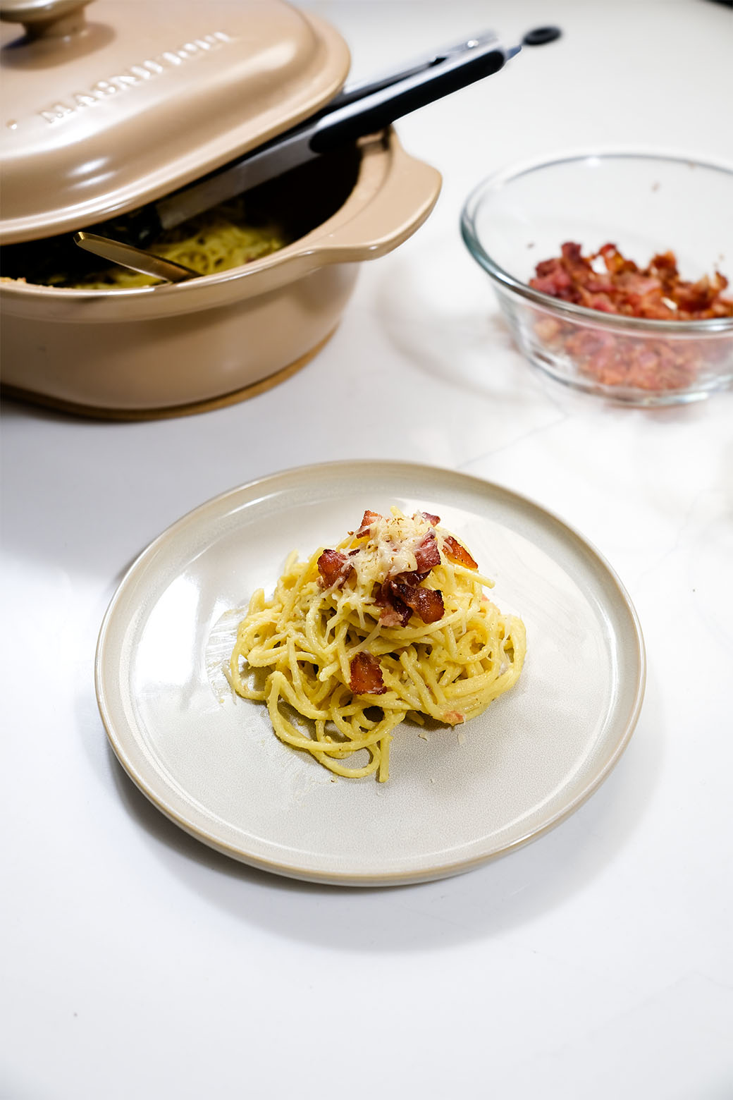 Close-up of creamy Claypot Carbonara with spaghetti, crispy bacon, and Pecorino Romano, served directly from the Magnifique Claypot for rustic Italian style.