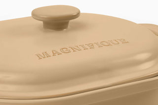 The Claypot: Pot & Lid Set - close-up of tan ceramic lid with 'MAGNIFIQUE' inscription, eco-friendly and toxin-free cookware.